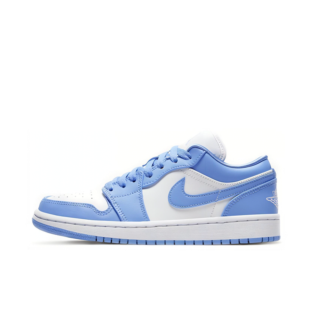alt="Air Jordan 1 Low UNC AO9944-441 женские University Blue White вид сбоку на белом фоне"