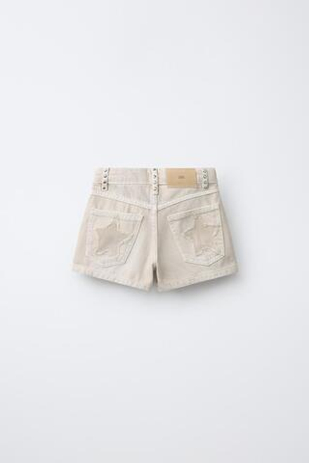 ZARA ДЖИНСОВЫЕ ШОРТЫ С ЗАКЛЕПКАМИ И ЗВЕЗДАМИ, ЭКРЮ