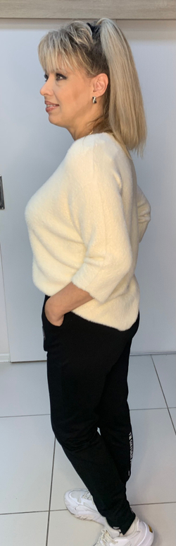 Черные узкие брюки на резинке с белым принтом