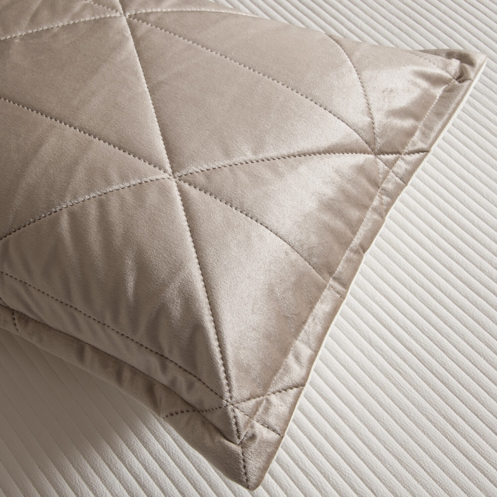 Велюровое покрывало в клетку с наволочками OVL036