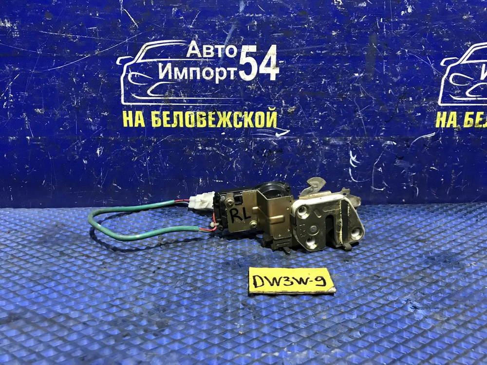 Замок двери задней левой MAZDA DEMIO 2000