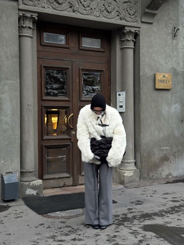 Удлиненная белая шуба-авиатор из овчины