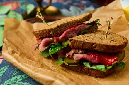 СЭНДВИЧ С РОСТБИФОМ (240г)