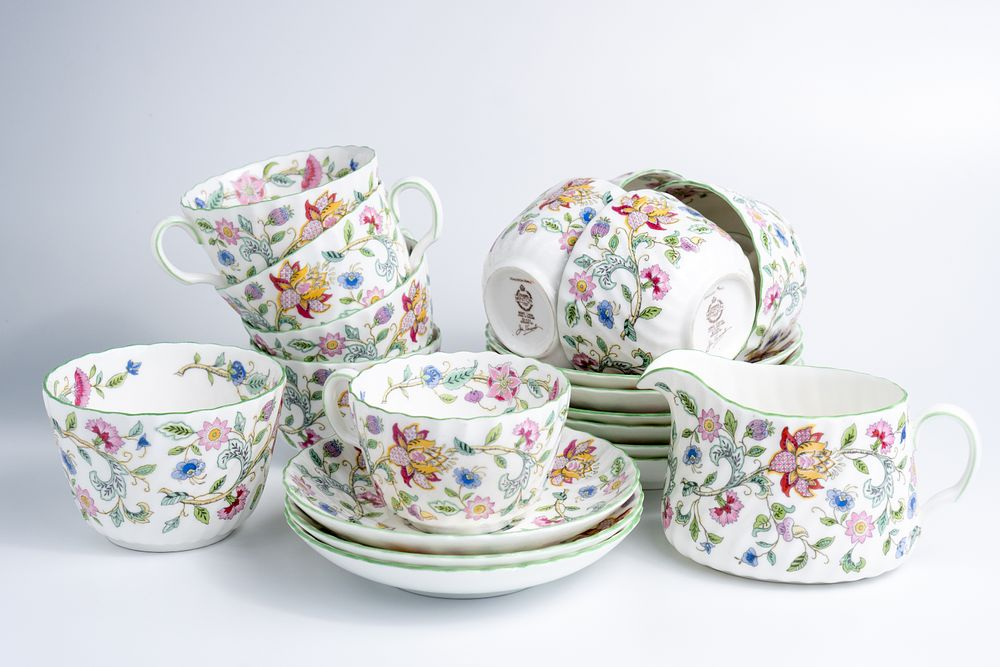 Девять чайных пар, сахарница и молочник из сервиза «Haddon Hall»
