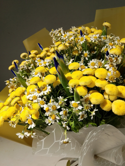 Летний солнечный букет с танацетумом и ароматными пионами Сара Бернард (С0034)