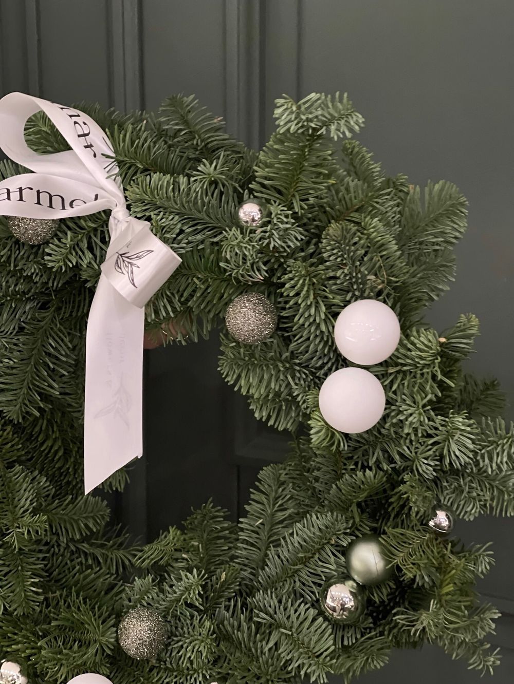 Новогодний венок в бело-серой гамме