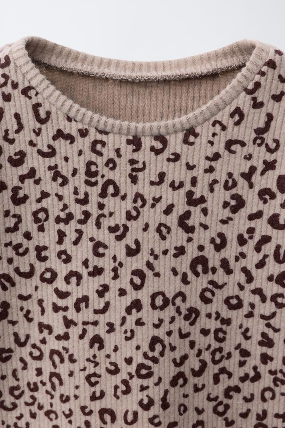 ZARA ФУТБОЛКА С ПРИНТОМ И ОБОРКОЙ ИЗ МЯГКОЙ ТКАНИ, СЕРО-КОРИЧНЕВЫЙ