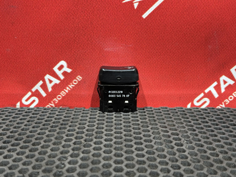 Кнопка освещения в салоне