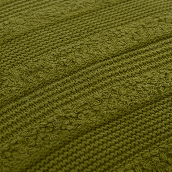 Подушка из хлопка с буклированной вязкой оливкового цвета из коллекции essential, 50х50 см