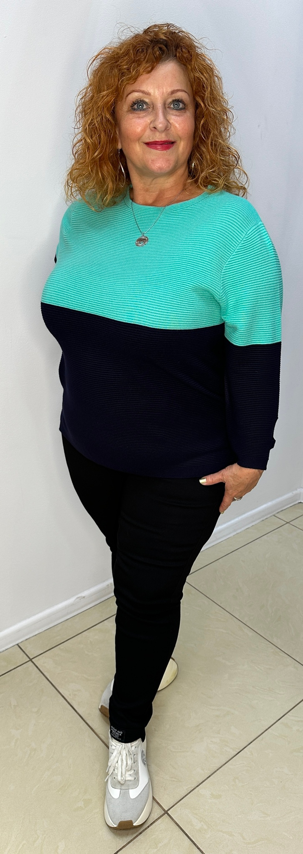 Джемпер комбинированной расцветки с бирюзовым верхом