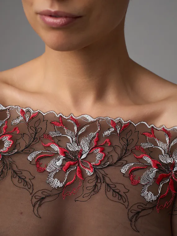 05-168 Вышивка на неэл. сетке 22 см, черный/серый/красный (левая)