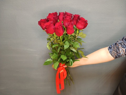 Букет из 11 роз Эксплорер с лентой
