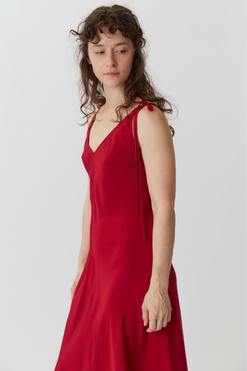 Сарафан на бретелях из красного шелка