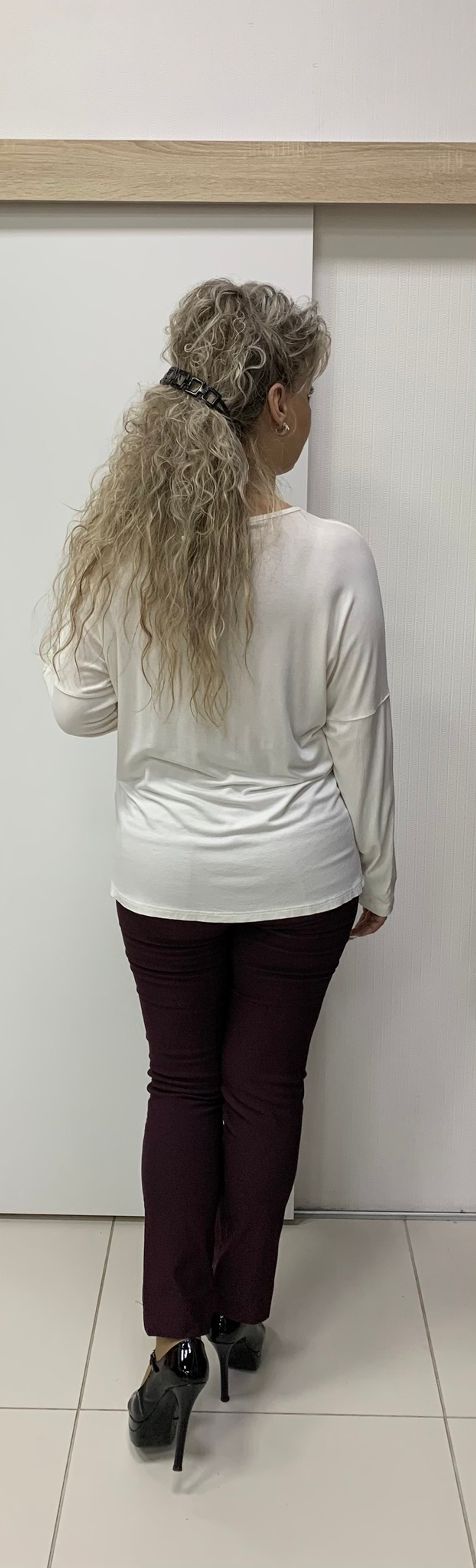 Белый блузон из вискозы с оригинальным принтом