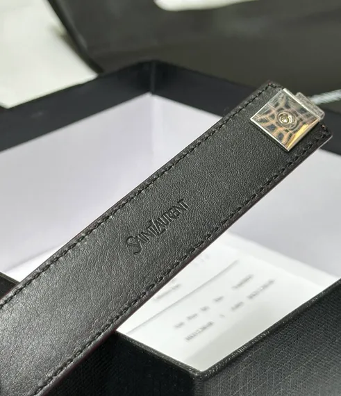 Ремень Saint Laurent с пряжкой CHARNIERE из гладкой кожи, винный