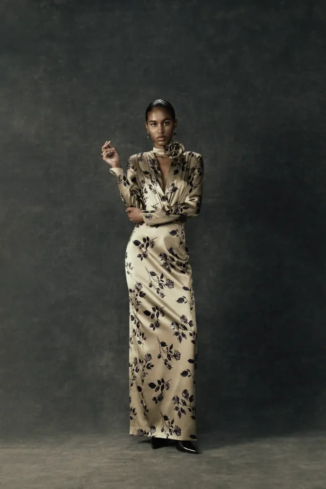 Jasmine maxi, платье макси из бежевого атласа со средним цветочным принтом