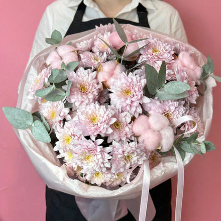 Круглый букет с кустовыми хризантемами и хлопком. Букет 1235 (2)