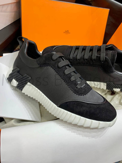 Мужские кроссовки Hermes Bouncing черного цвета с буквой на подошве