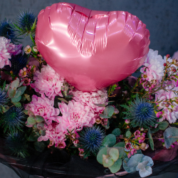 120. Романтичный букет с шариком-сердцем в контрастной упаковке