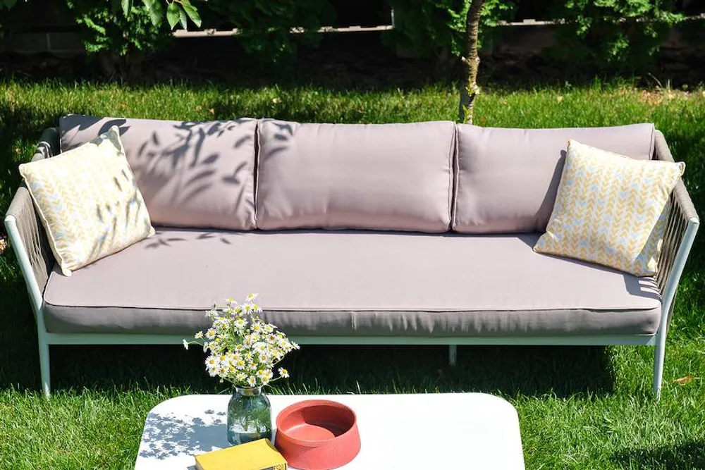 "Касабланка" диван 3-местный плетеный из роупа, каркас алюминий белый муар, роуп бежевый 20мм, ткань бежевая 052