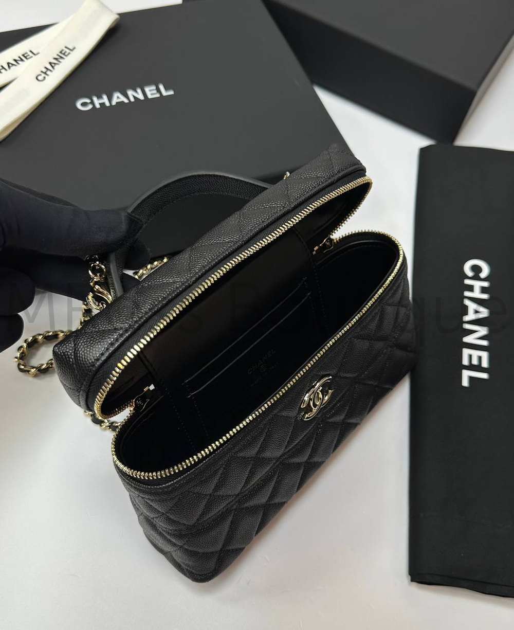 Черная сумка Chanel прямоугольная с золотой фурнитурой