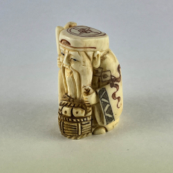 Статуэтка нэцкэ Рыбак корзиной рыбы и посохом