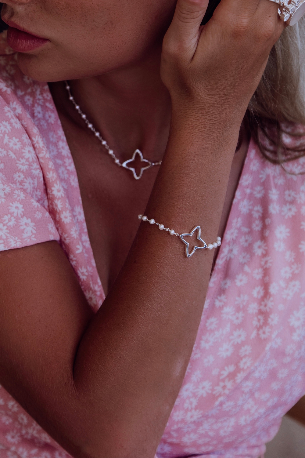 Браслет «Клевер» на цепочке из белого жемчуга