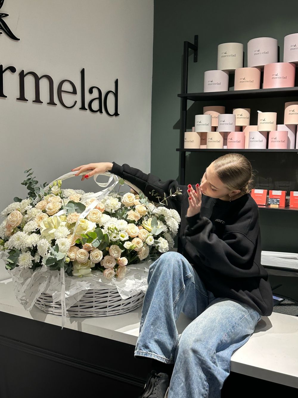 Гранд корзина из кустовых пионовидных роз, хризантемы, эвкалипта и лизиантуса