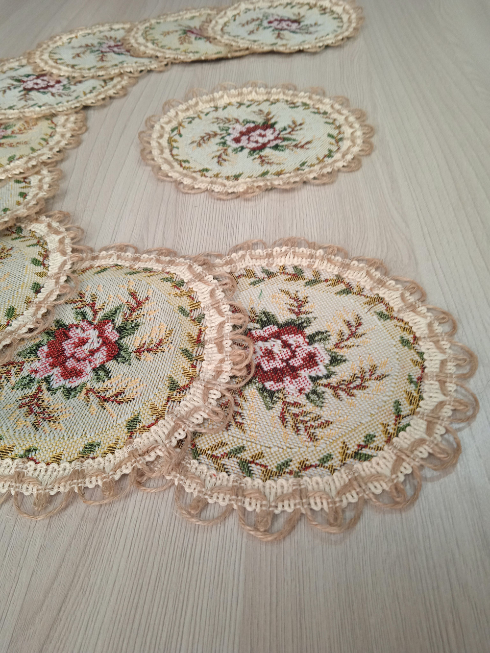 Набор гобеленовых салфеток Маки D15 см 10 шт