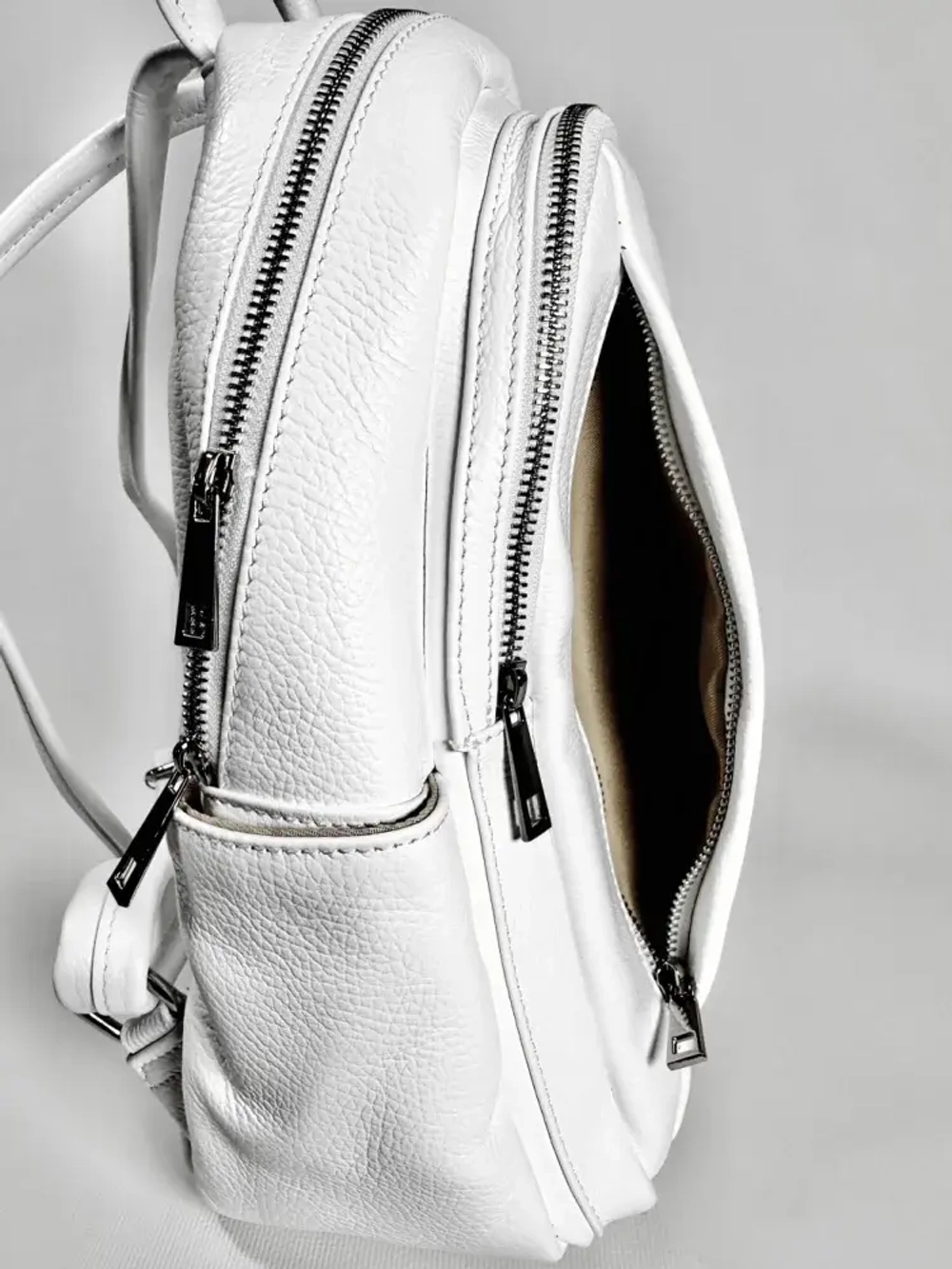 Женский городской рюкзак из натуральной кожи белого цвета