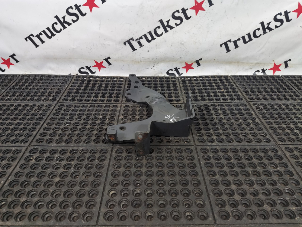 Кронштейн бампера левый