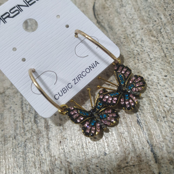 Серьги Бабочки на кольце стразы цвет розовый голубой черный металл золотистый