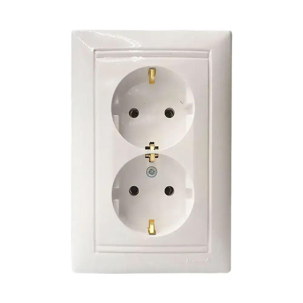 Розетка двойная с заземлением белая Legrand Valena