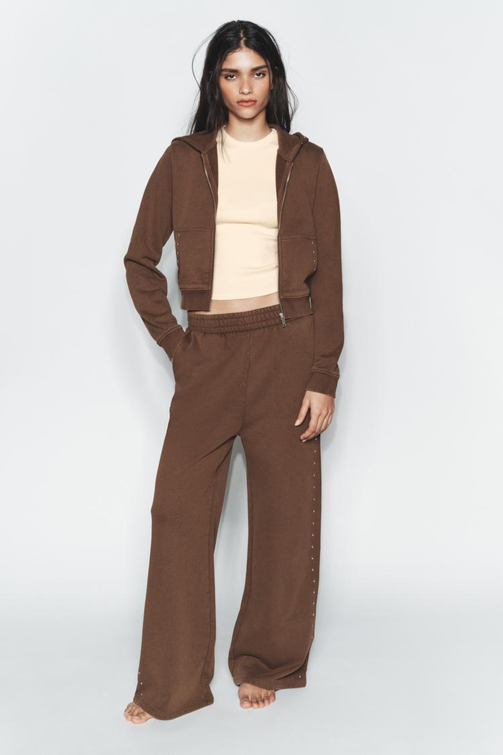 ZARA БРЮКИ ИЗ МЯГКОЙ ТКАНИ С ЭФФЕКТОМ ПОТЕРТОСТИ И ЗАКЛЕПКАМИ, ТЕМНО-КОРИЧНЕВЫЙ