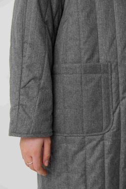 Стеганое пальто в серую елочку