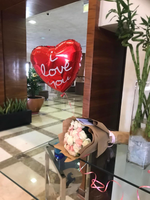 Букет из 25 роз и гелиевый шар «Я люблю тебя»