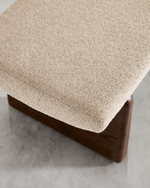 Скамья La Forma (ex Julia Grup) Topaz из бежевого шенилла и массива ясеня с отделкой под орех 150 см