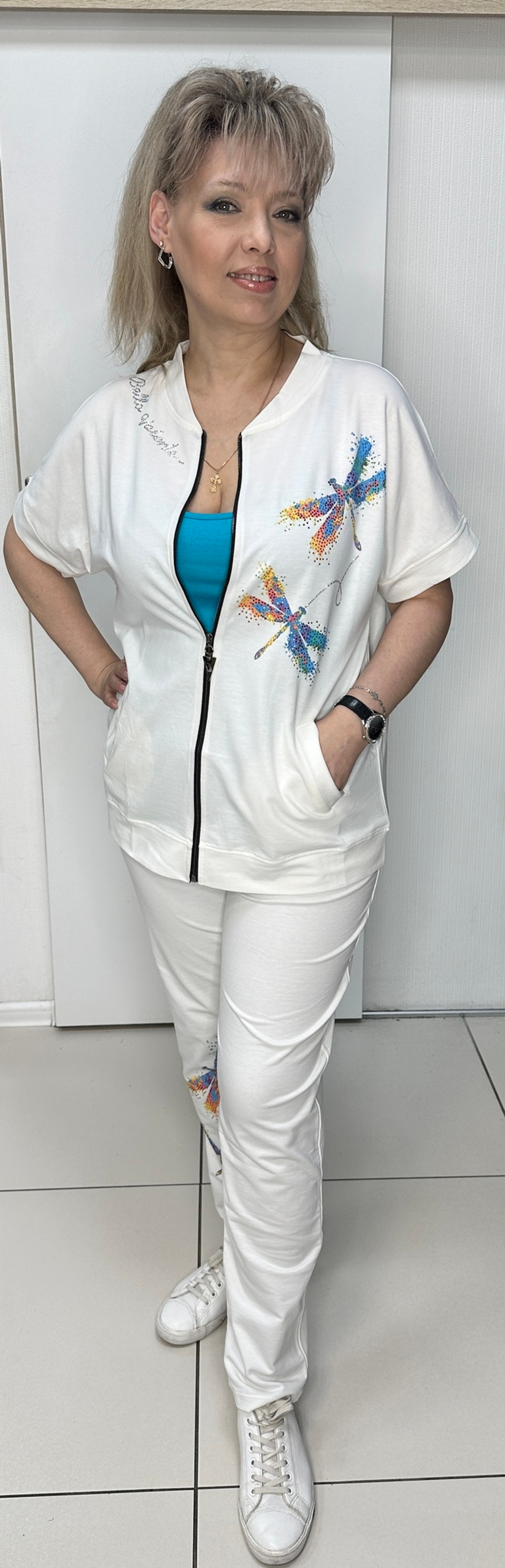 Белый трикотажный брючный костюм