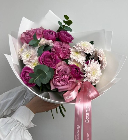 Авторский букет, составленный из кустовых роз, хризантем и роз сорта Катри Блюз