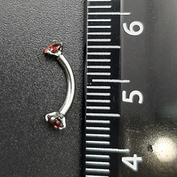 Микробанан 8 мм с красными кристаллами 3 мм для пирсинга брови. Медицинская сталь