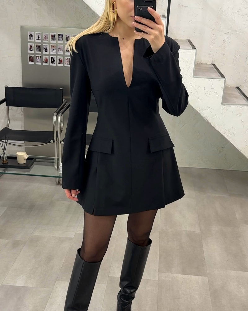 Платье мини с разрезами и клапанами