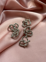 Пуговицы серебристые крендельки-сердечки со стразами