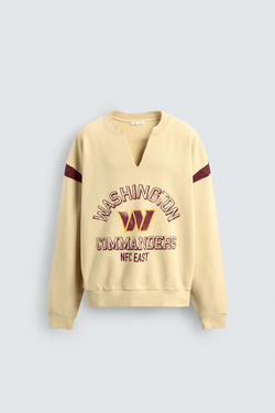 ZARA ТОЛСТОВКА С ВЫРЕЗОМ И ЛОГОТИПОМ NFL WASHINGTON COMMANDERS, ЭКРЮ