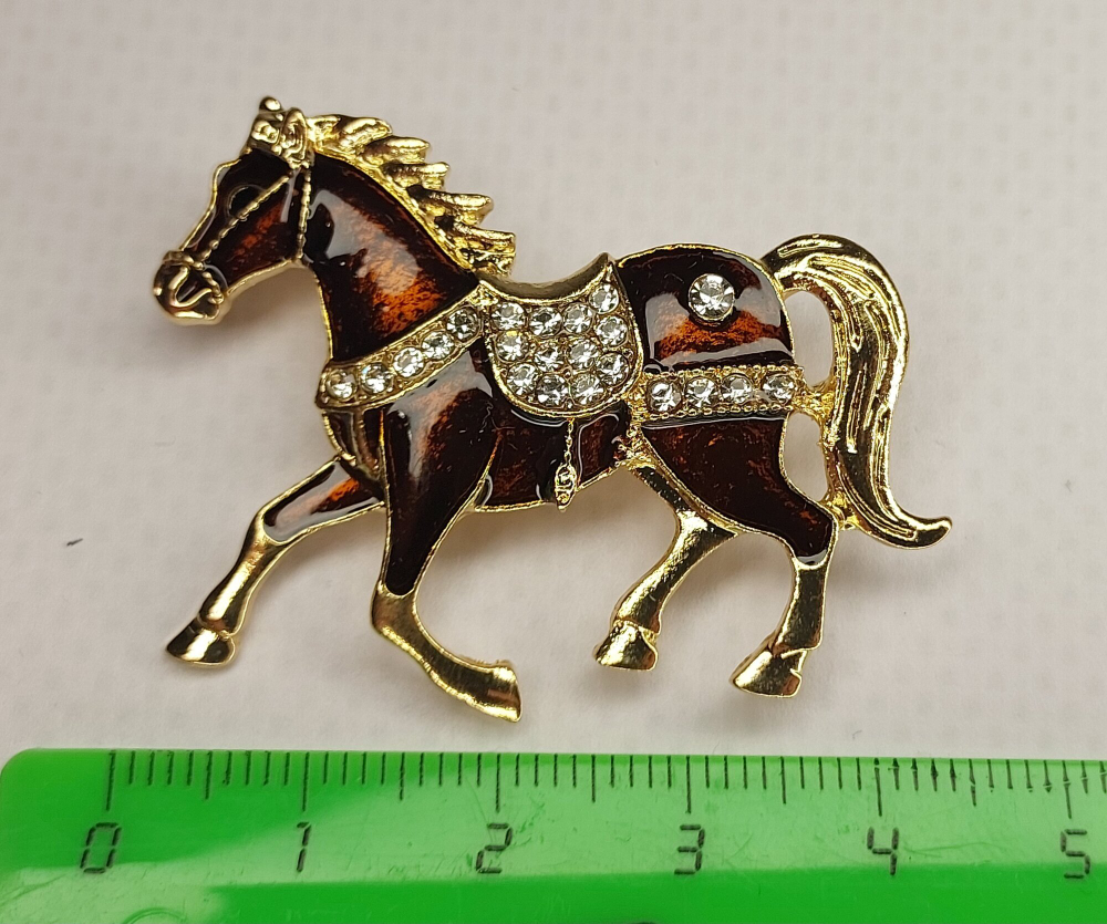Брошка "Красная бархатная лошадка". Символ года.Женская бижутерия, металл, красный цвет, 5х3см