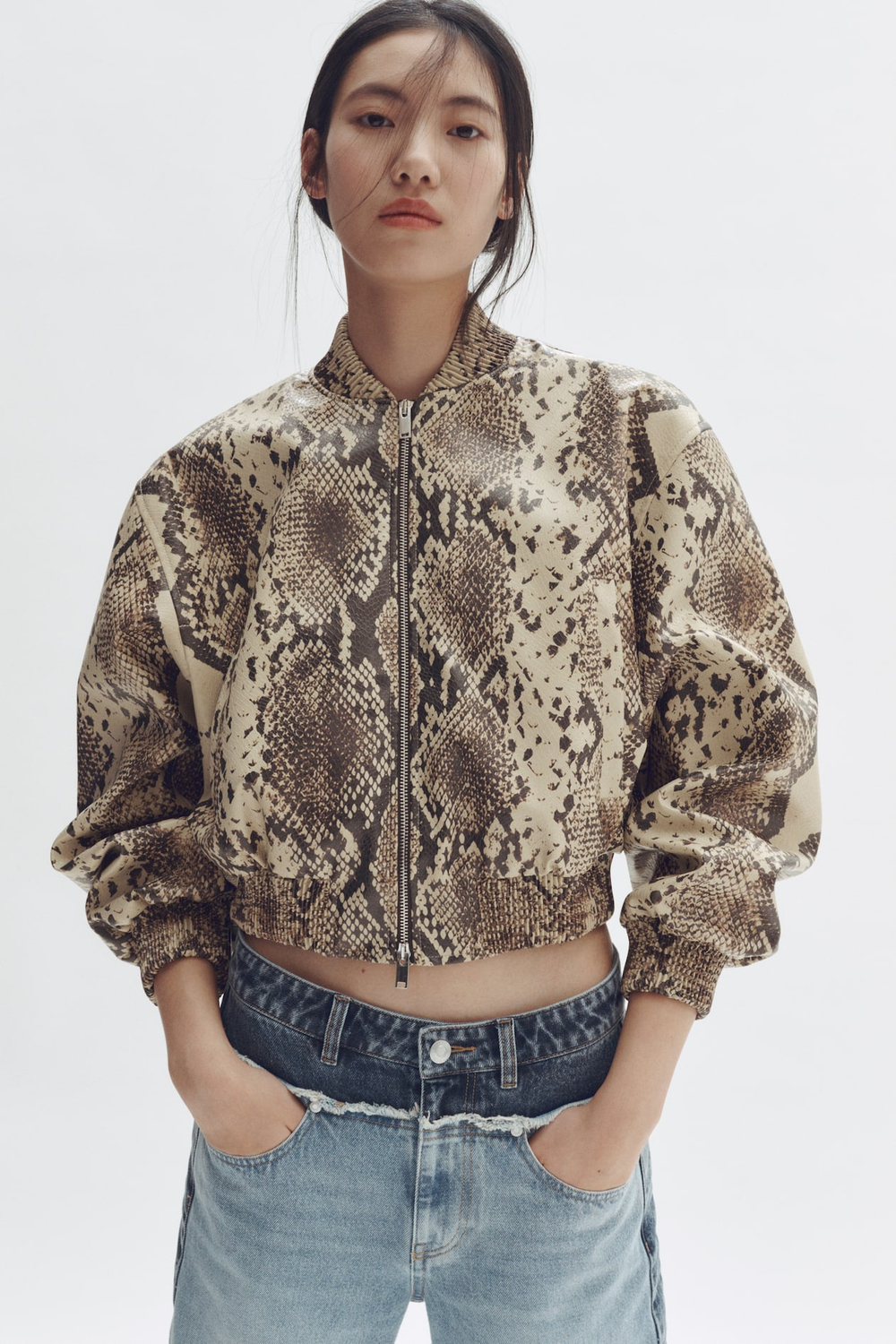 H&M - Stella McCartney Куртка-бомбер со змеиным принтом, бежевый
