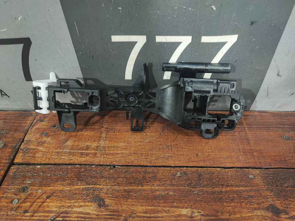 Кронштейн ручки передней левой Toyota Camry XV70 17-нв Б/У Оригинал 6920233060