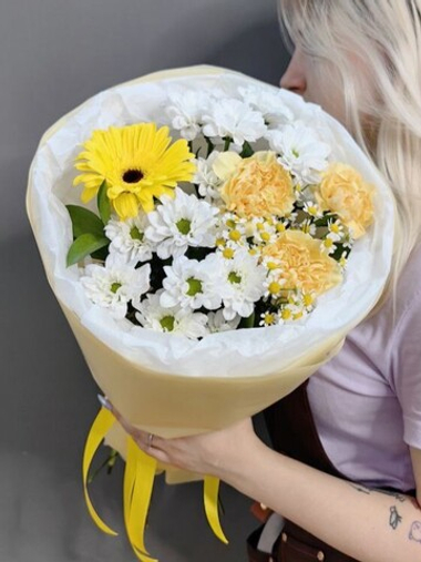 Авторский букет в бело-желтой гамме