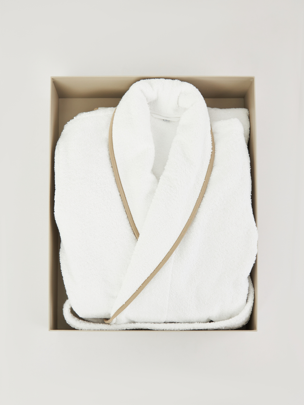 Халат махровый с шалькой Claire Batiste Atelier Roma Niveo белый с бежевым кантом