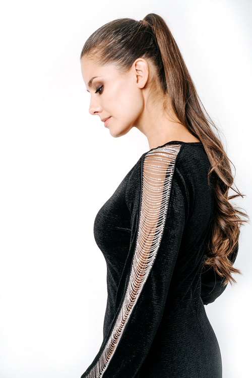 Платье с цепочками на рукавах