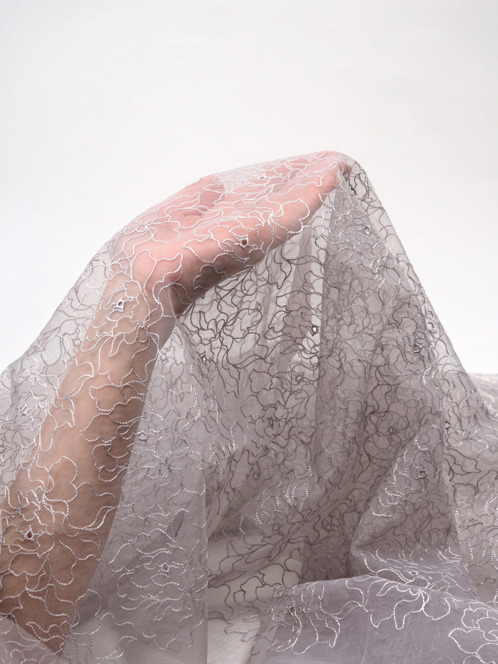 Кружевное полотно серое с серебристой нитью неэластичное 135 см